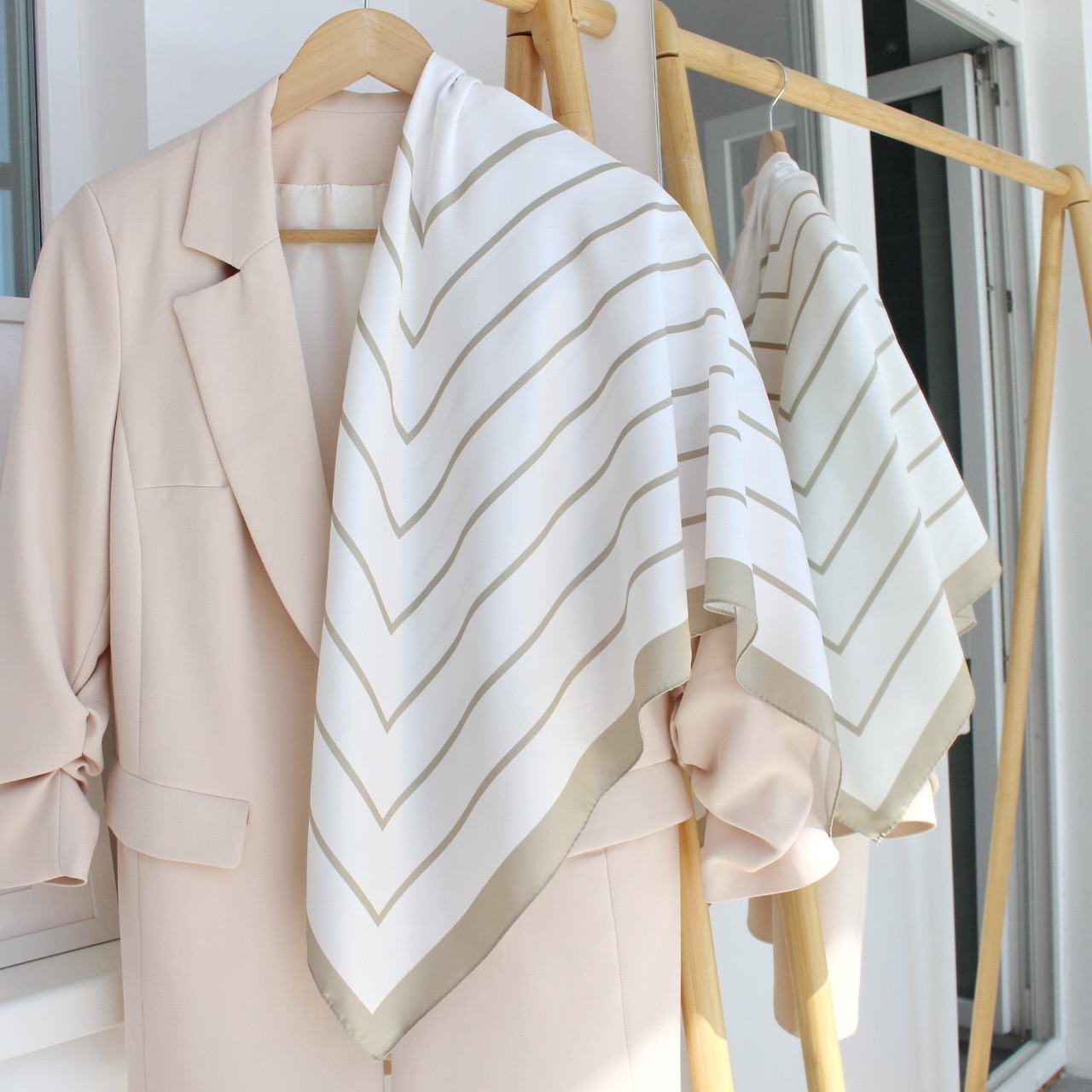 Хустка атласна "Мішель полоска" молочно-бежева 234012, фото 1