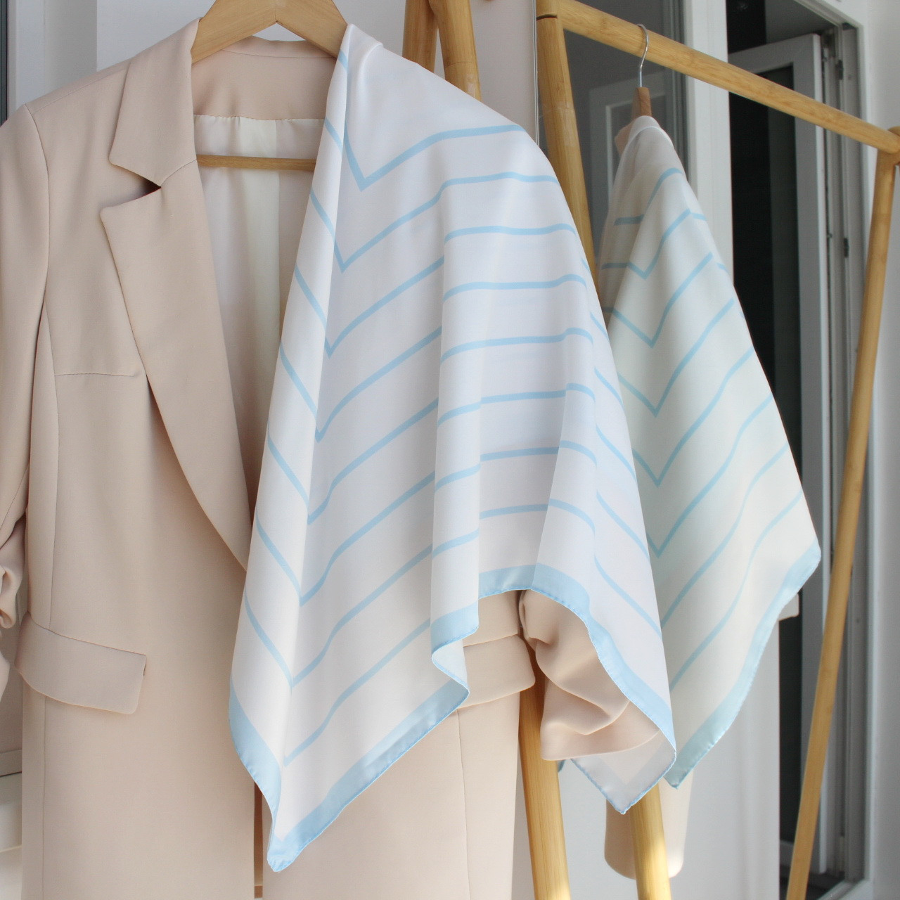 Хустка атласна "Мішель полоска" молочно-блакитна 234013, фото 1