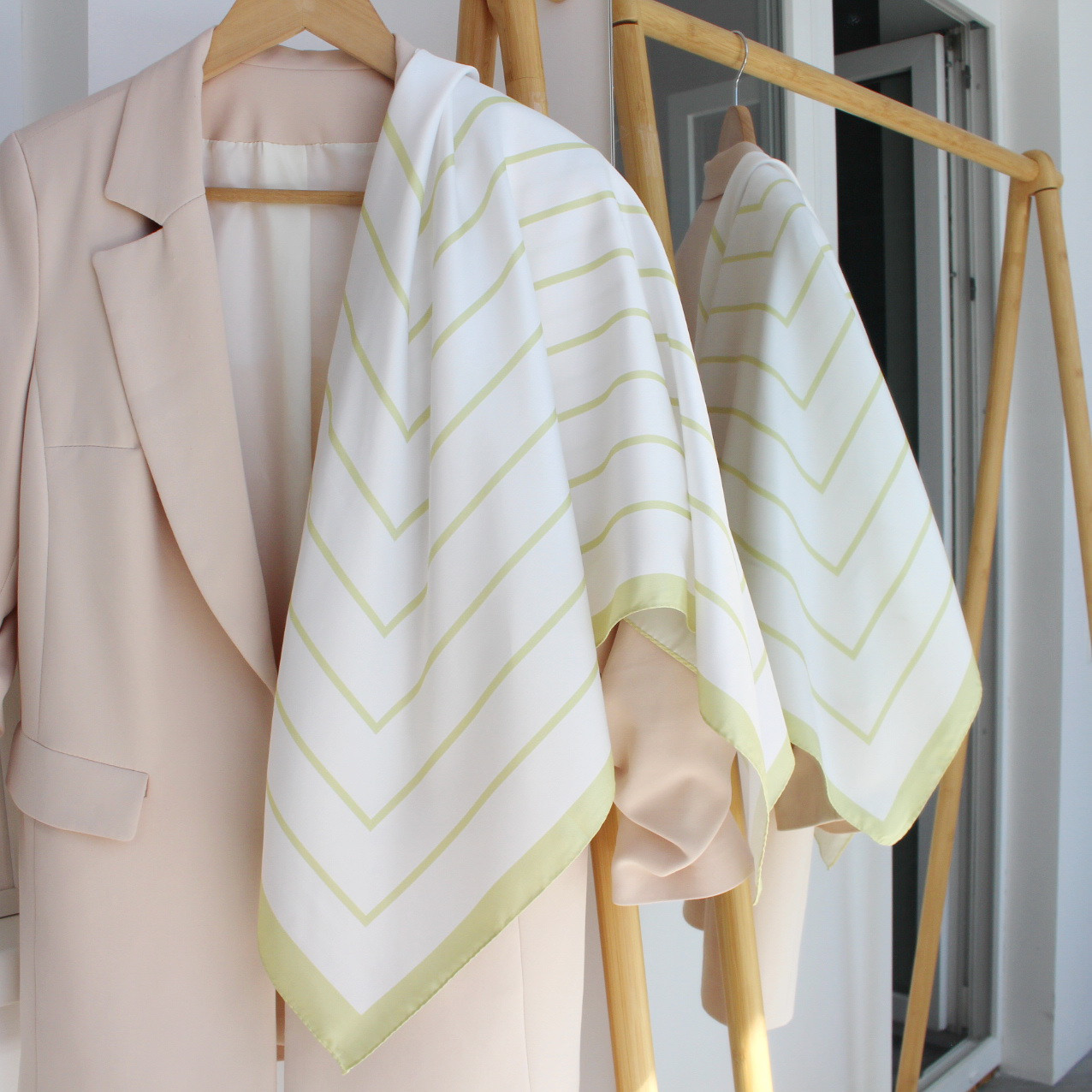 Хустка атласна "Мішель полоска" молочно-жовта 234016, фото 1