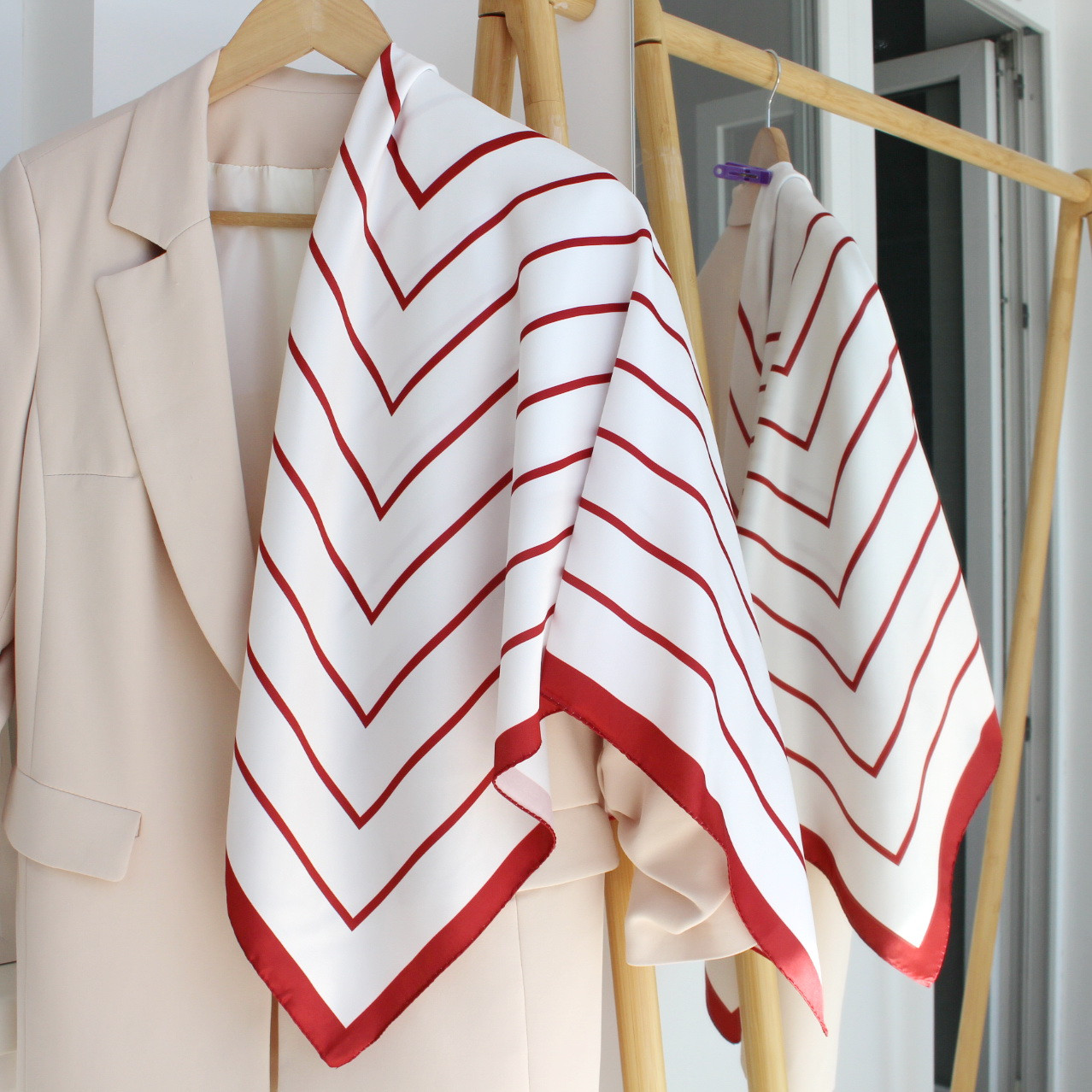 Хустка атласна "Мішель полоска" молочно-червона 234017, фото 1