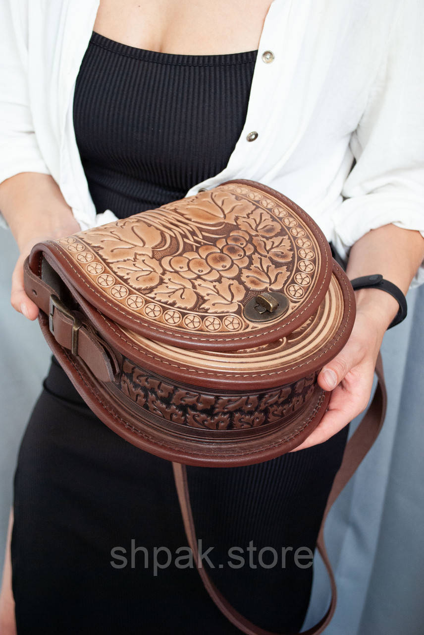 Шкіряна сумка через плече темно-бежева з коричневим напівкругла з орнаментом тисненням бохо, фото 1