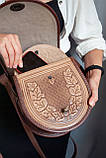 Шкіряна сумка через плече темно-бежева з коричневим напівкругла з орнаментом тисненням бохо, фото 3