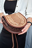 Шкіряна сумка через плече темно-бежева з коричневим напівкругла з орнаментом тисненням бохо, фото 2