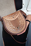 Шкіряна сумка через плече темно-бежева з коричневим напівкругла з орнаментом тисненням бохо, фото 4