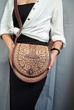 Шкіряна сумка через плече темно-бежева з коричневим напівкругла з орнаментом тисненням бохо, фото 7