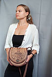 Шкіряна сумка через плече темно-бежева з коричневим напівкругла з орнаментом тисненням бохо, фото 8