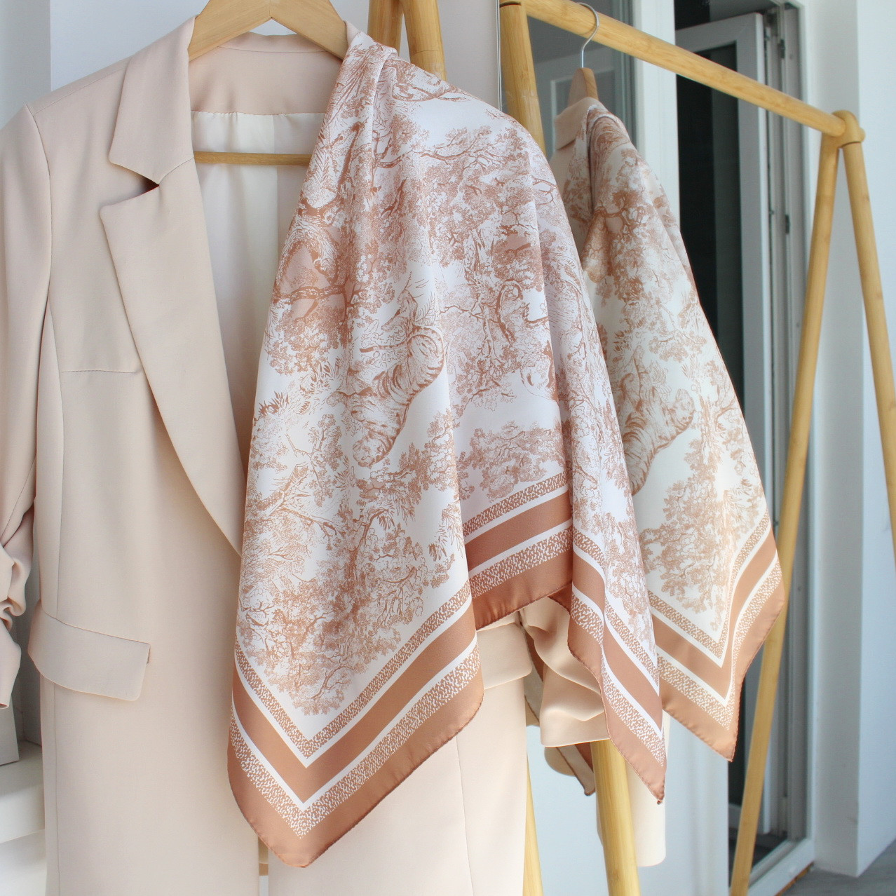 Хустка атласна "Мішель савана" карамельна 234003, фото 1