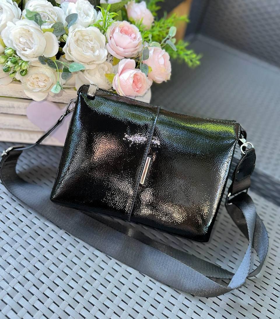 Стильна жіноча лакова сумка-клатч через плече елегантна сумочка чорна екошкіра