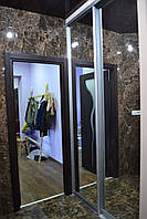 Двері у нішу у ванній кімнаті