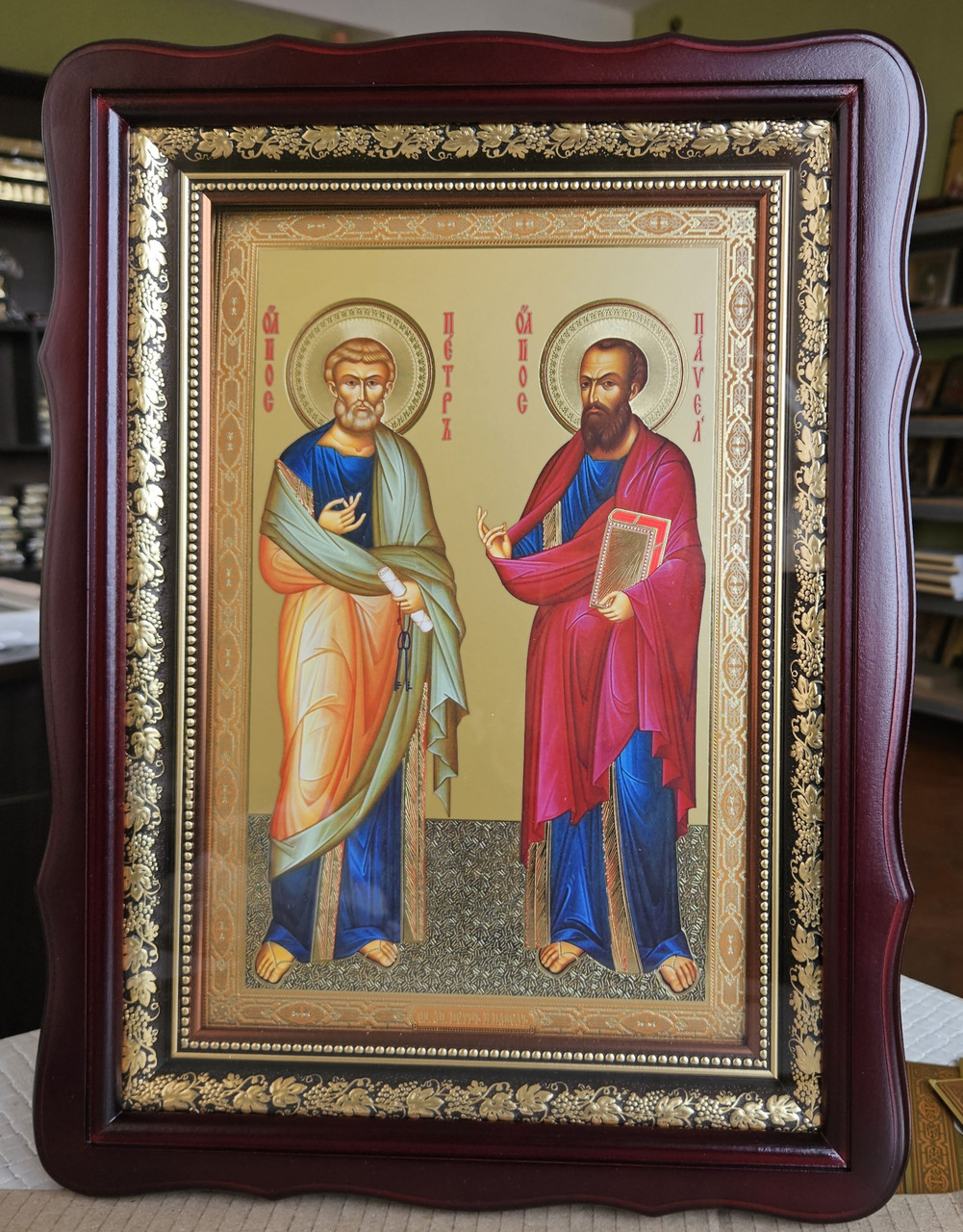 Ікона Святих апостолів Петро і Павло у темному дерев'яному фігурному кіоті під склом, кіот 39*29, сюжет 20*30., фото 1