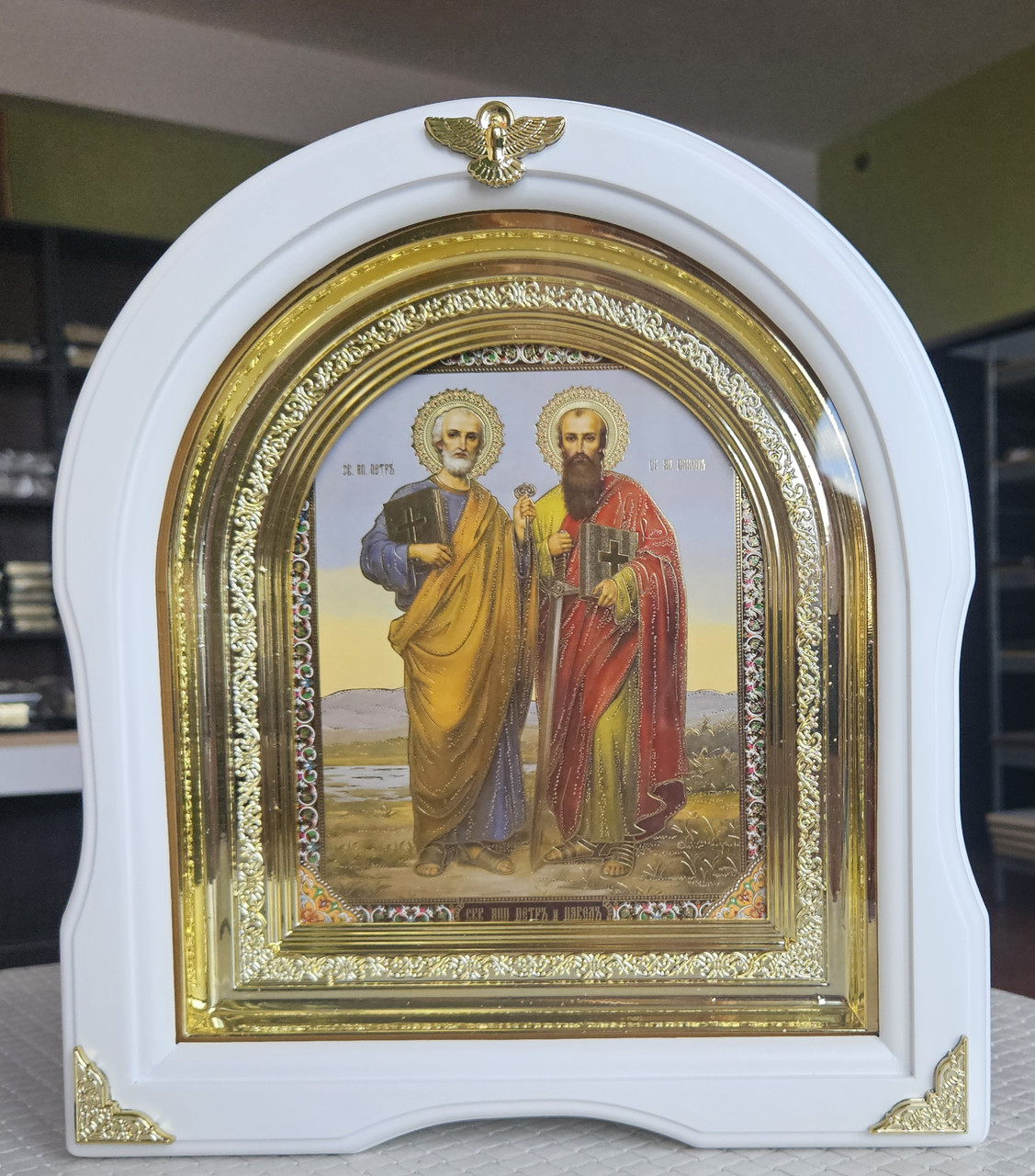 Ікона Святих апостолів Петро і Павло у білому арочному фігурному кіоті під склом, розмір кіота 28×25, сюжет 15×18., фото 1