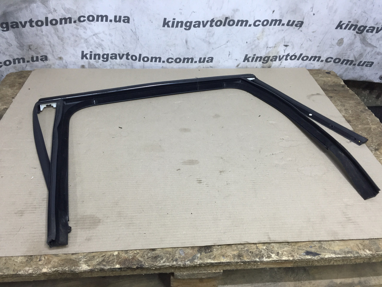 Ущільнювач стікла задній лівий Porsche Cayenne 958 95853343100, фото 1