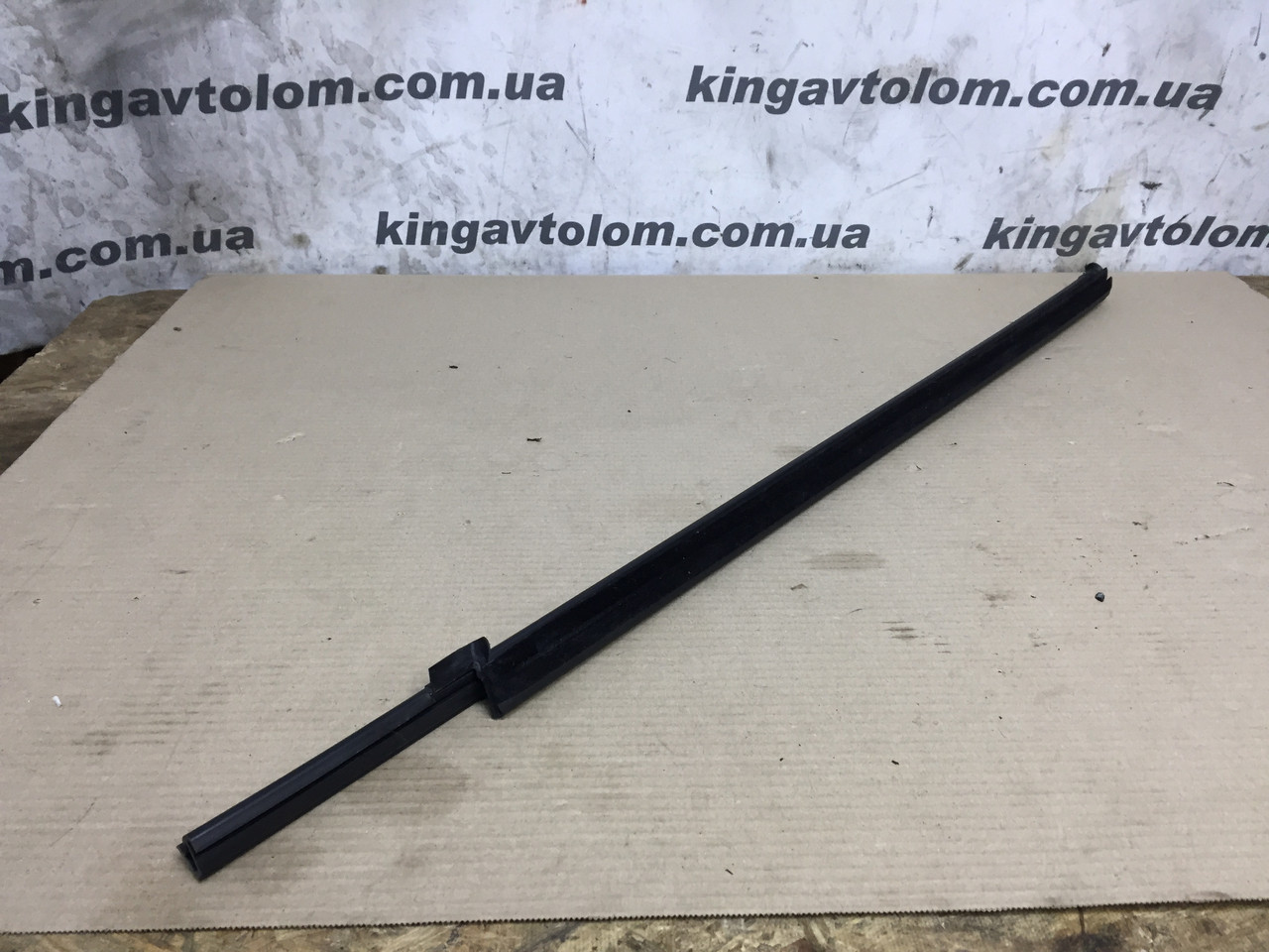 Ущільнювач стікла передньої дверки лівий внутрішній Porsche Cayenne 958 95853147100, фото 1