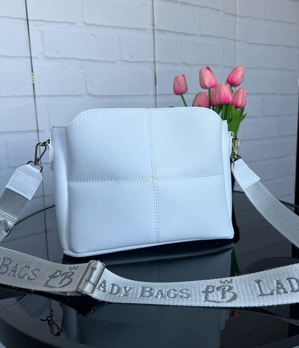 Жіноча сумка невелика на широкому ремінці молодіжна біла шкірзам