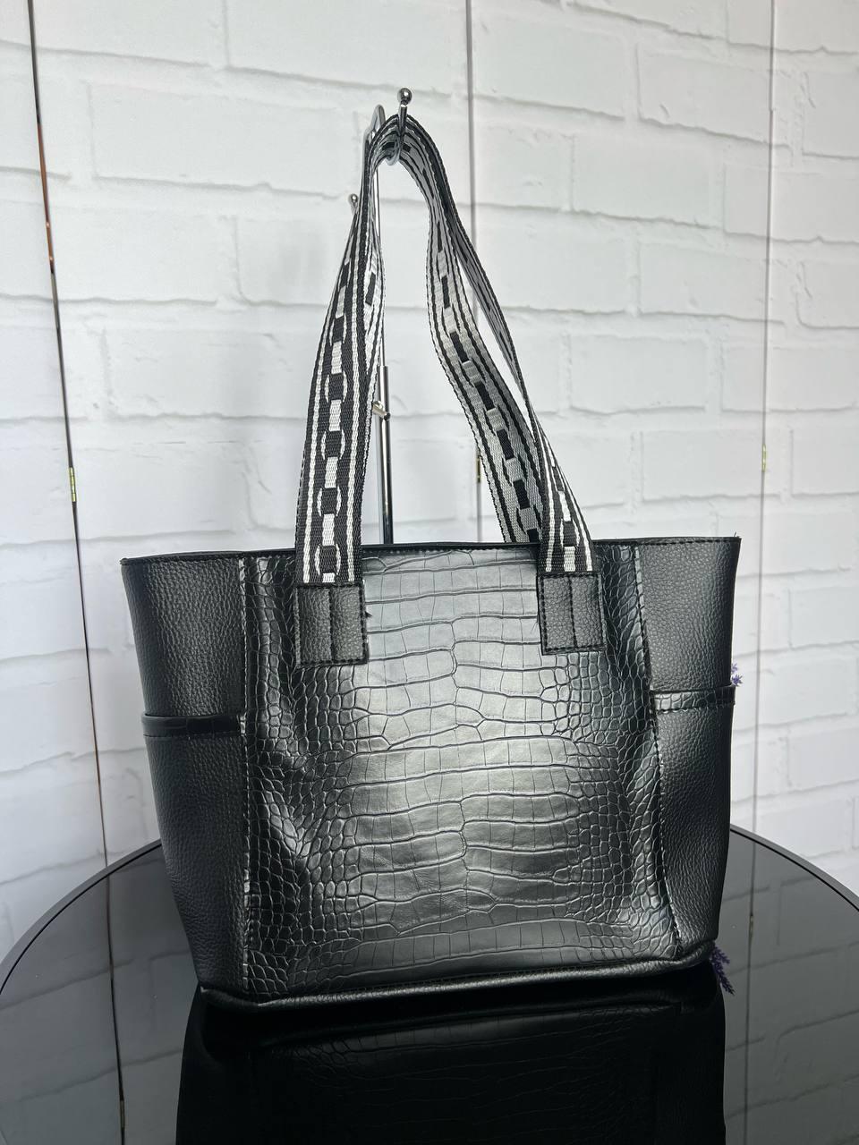 Велика жіноча сумка формат А4 з широкими ручками чорна рептилія екошкіра