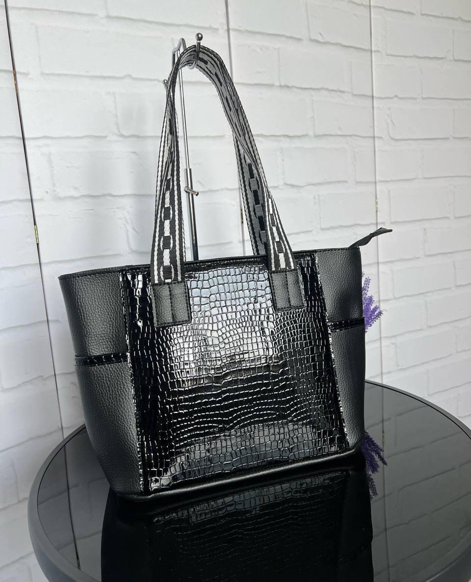 Велика жіноча сумка формат А4 з широкими ручками чорна лакова рептилія екошкіра, фото 1