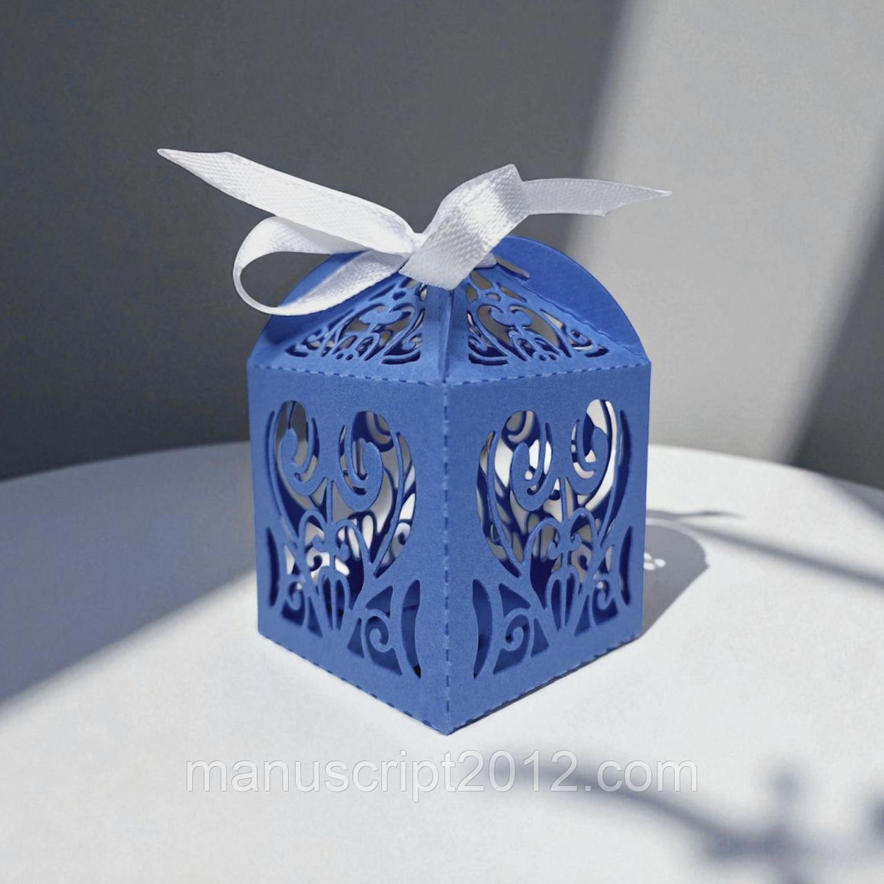 Коробка на 1 цукерку / бонбоньєрка "Ажурна" (50х50х50мм.) блакитна