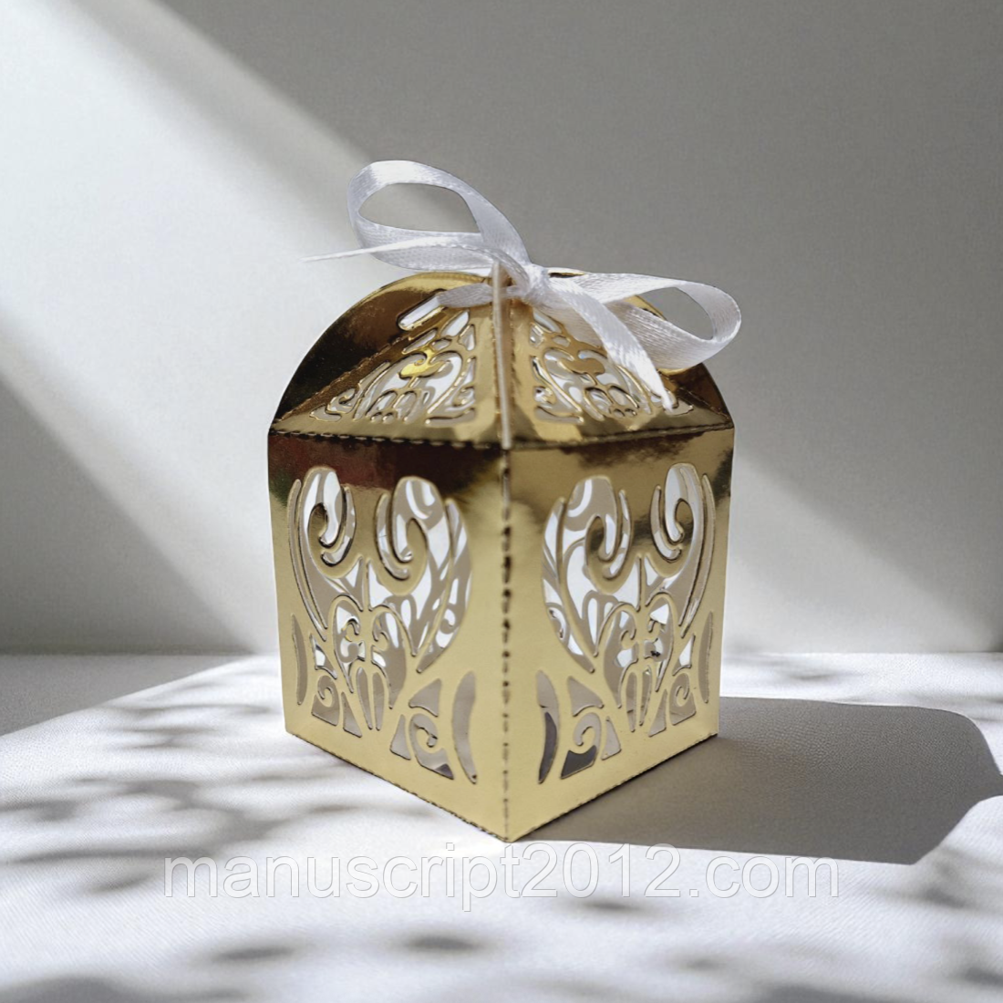 Коробка на 1 цукерку / бонбоньєрка "Ажурна" (50х50х50мм.) золота
