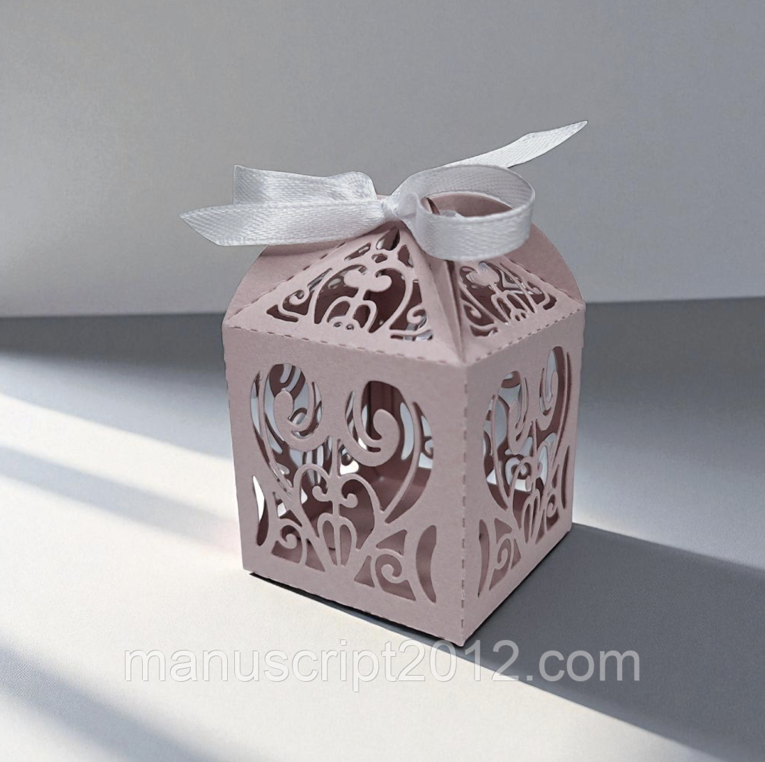 Коробка на 1 цукерку / бонбоньєрка "Ажурна" (50х50х50мм.) ніжно-рожева