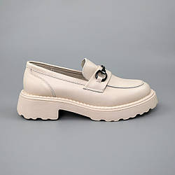 Лофери жіночі шкіряні на тракторній підошві 588240 Молочні