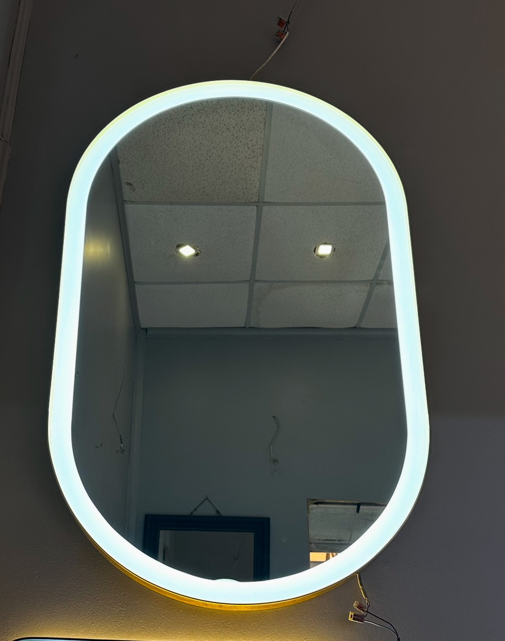 Дзеркало в золотій металевій рамі з підсвіткою