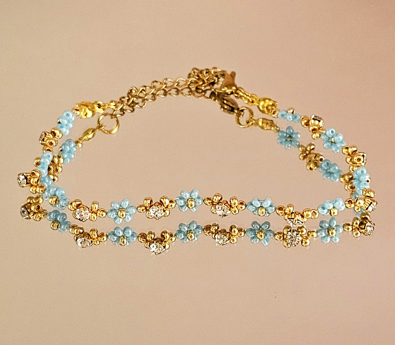 Тонкий браслет із бісеру блакитні ромашки із золотистими акцентами та стразами ручної роботи, фото 1