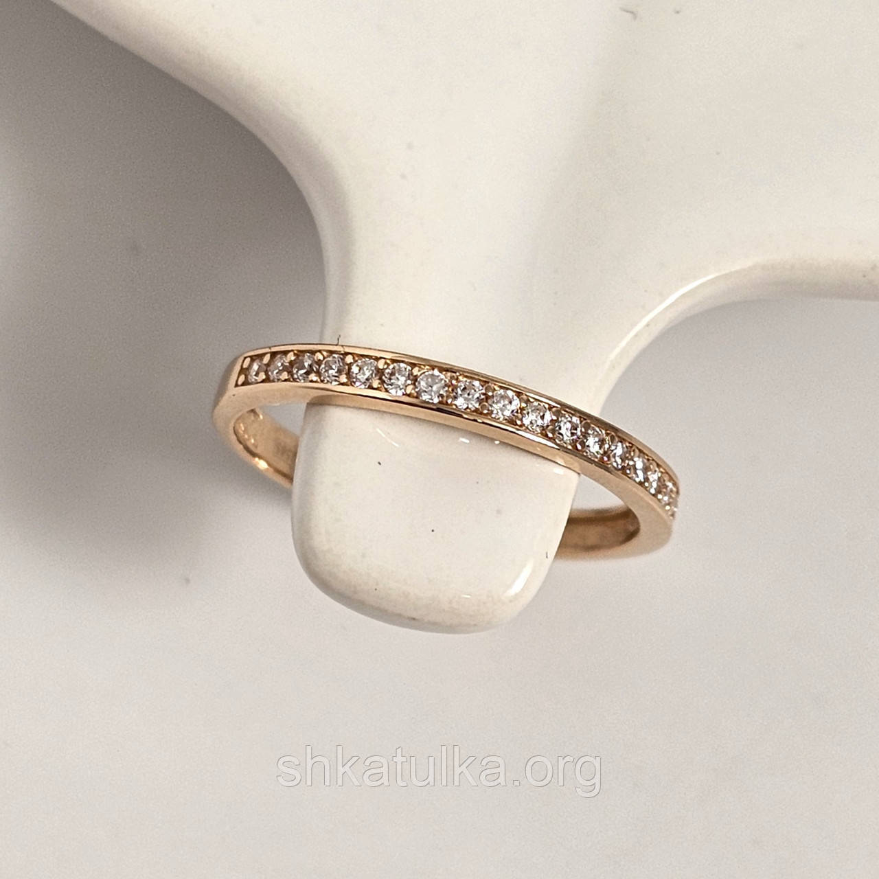 Каблучка із золота з доріжкою з білих круглих фіанітів тонка 16.5
