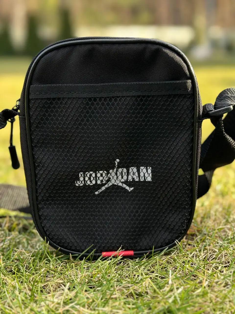 Барсетка в чорному кольорі - надійний аксесуар для міста Jordan