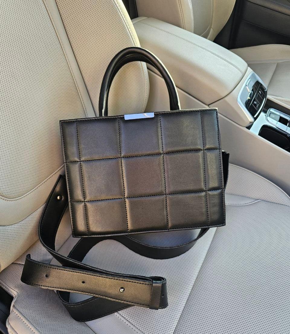 Невелика жіноча сумка на широкому ремені стильна чорна екошкіра