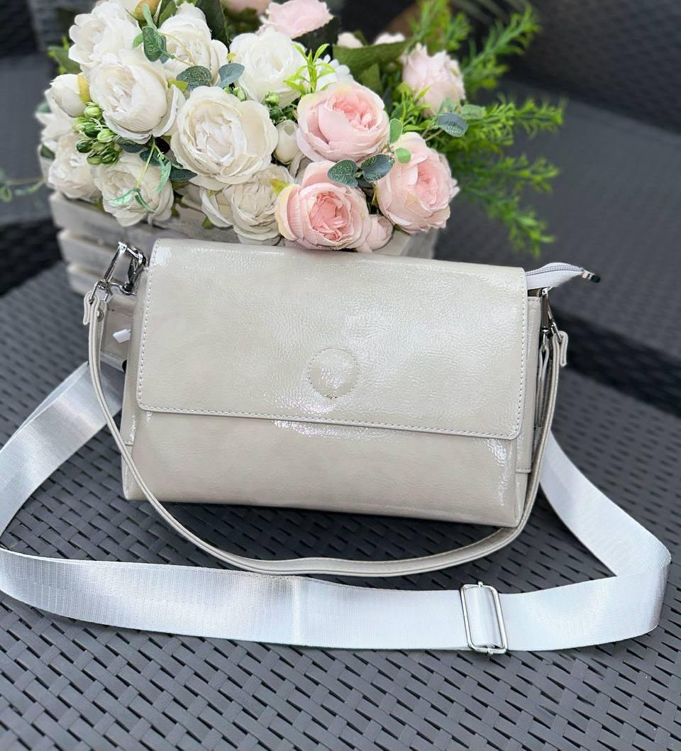 Жіноча сумка через плече на 3 відділення середня сумка сіра лакова екошкіра