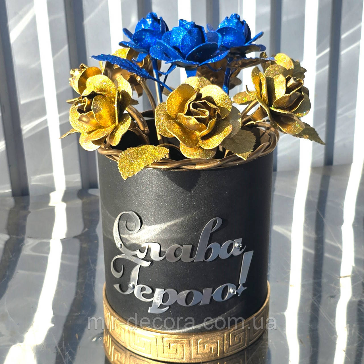 Кована ваза "с-жі троянди", букет воїну, ваза Герою України, ваза на Алею Слави.