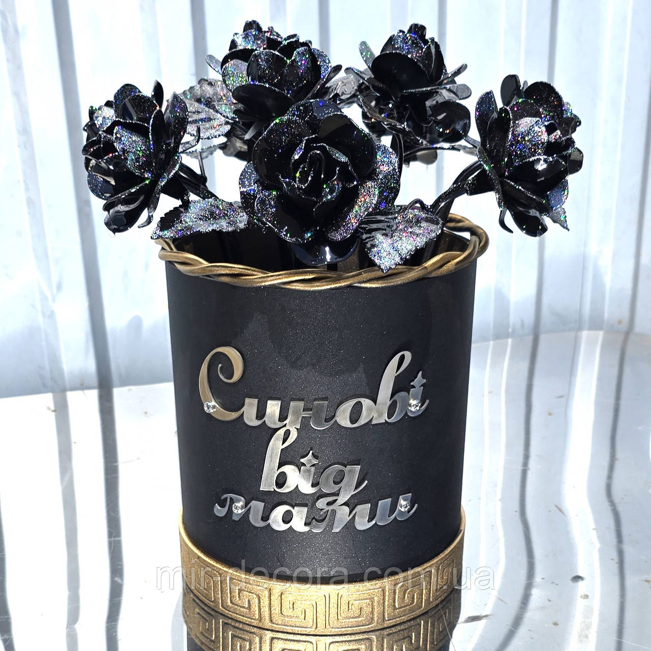 Кована ваза "чорні троянди", букет воїну, ваза Герою України, ваза на Алею Слави.
