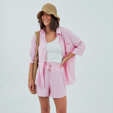 Однотонний жіночий костюм із сорочкою і шортами пудровий літній костюм шорти і сорочка розмір М, фото 1