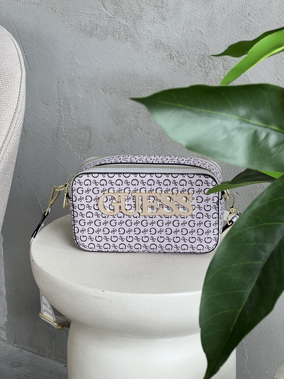 Сумка жіноча сіре-бежева на широкому ремені Guess big logo Гесс крос-боді, фото 1