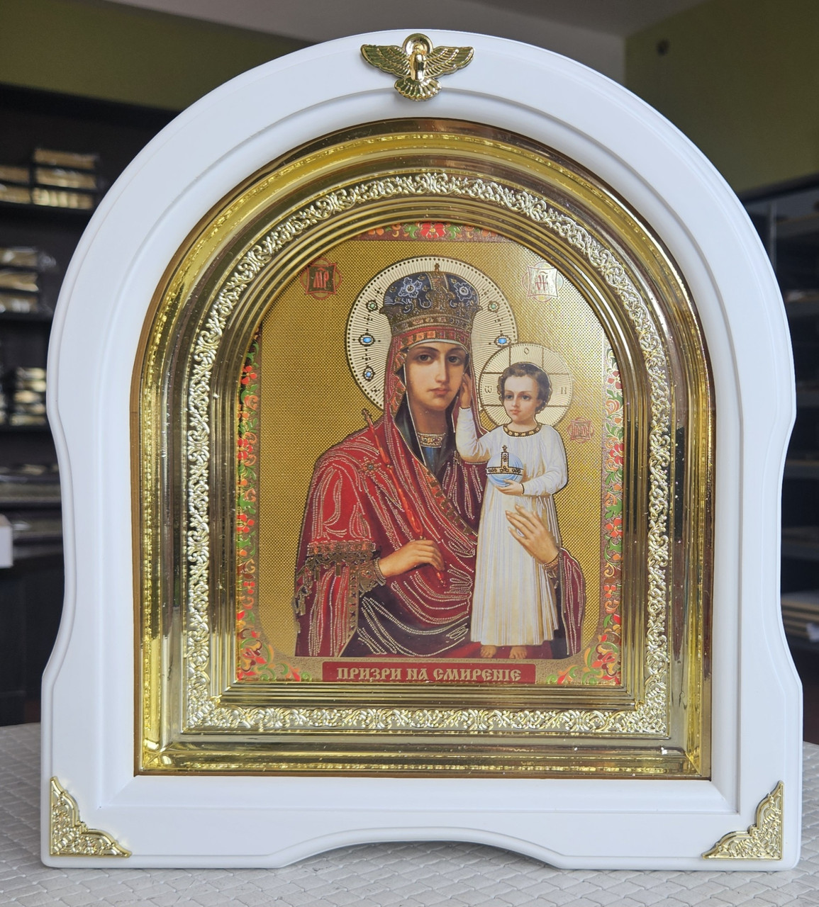 Ікона Пресвята Богородиця Призри на Смиренність у білому арочному дерев'яному кіоті, розмір кіота 28×25, сюжет 15×18., фото 1