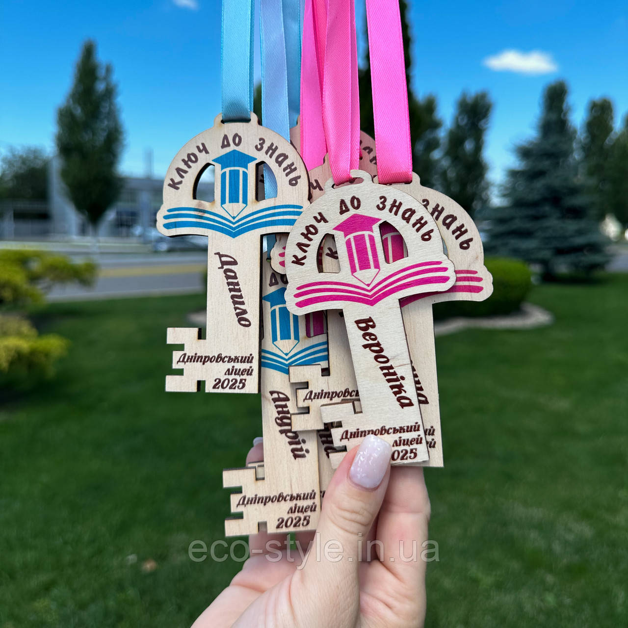 Іменна медаль для першокласника. Медаль «Ключ до знань». Подарунок на 1 вересня. Подарунок першокласнику, фото 1