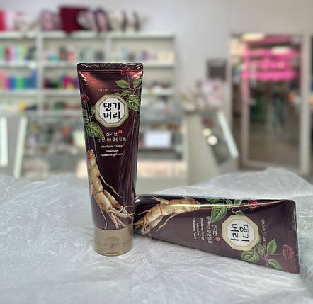 Пінка для обличчя з екстрактом червоного женьшеню Daeng Gi Meo Ri Vitalizing Energy Intensive Cleansing Foam 120мл, фото 2