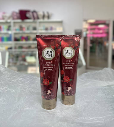 Пінка для обличчя з екстрактом граната Daeng Gi Meo Ri Vitalizing Energy Pure Essential Cleansing Foam 120мл, фото 2