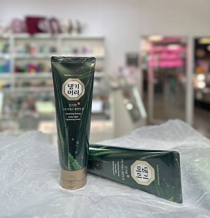 Пінка для обличчя з екстрактом алое Daeng Gi Meo Ri Vitalizing Energy Green Mild Cleansing Foam 120мл, фото 1