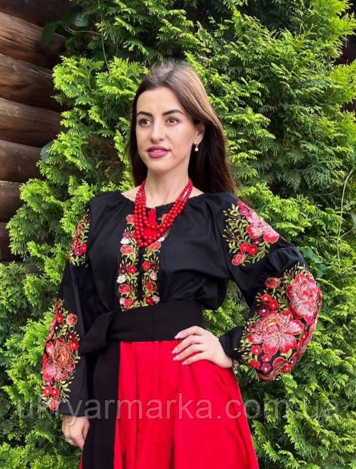 Чорна жіноча вишиванка з пишними червоними квітами "Панська квітка"