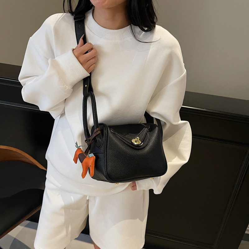 Жіноча сумка — гарна якість, базовий стильна сумка для через плече Ручні сумки — клатч ОПТ, фото 1