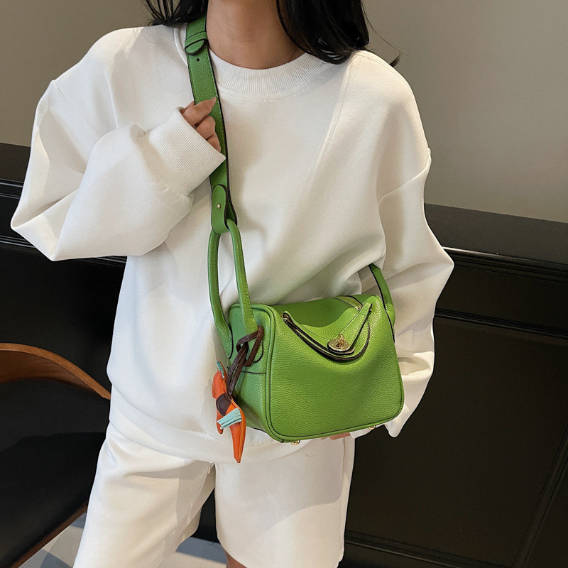 Жіноча сумка — гарна якість, базовий стильна сумка для через плече Ручні сумки — клатч ОПТ, фото 1