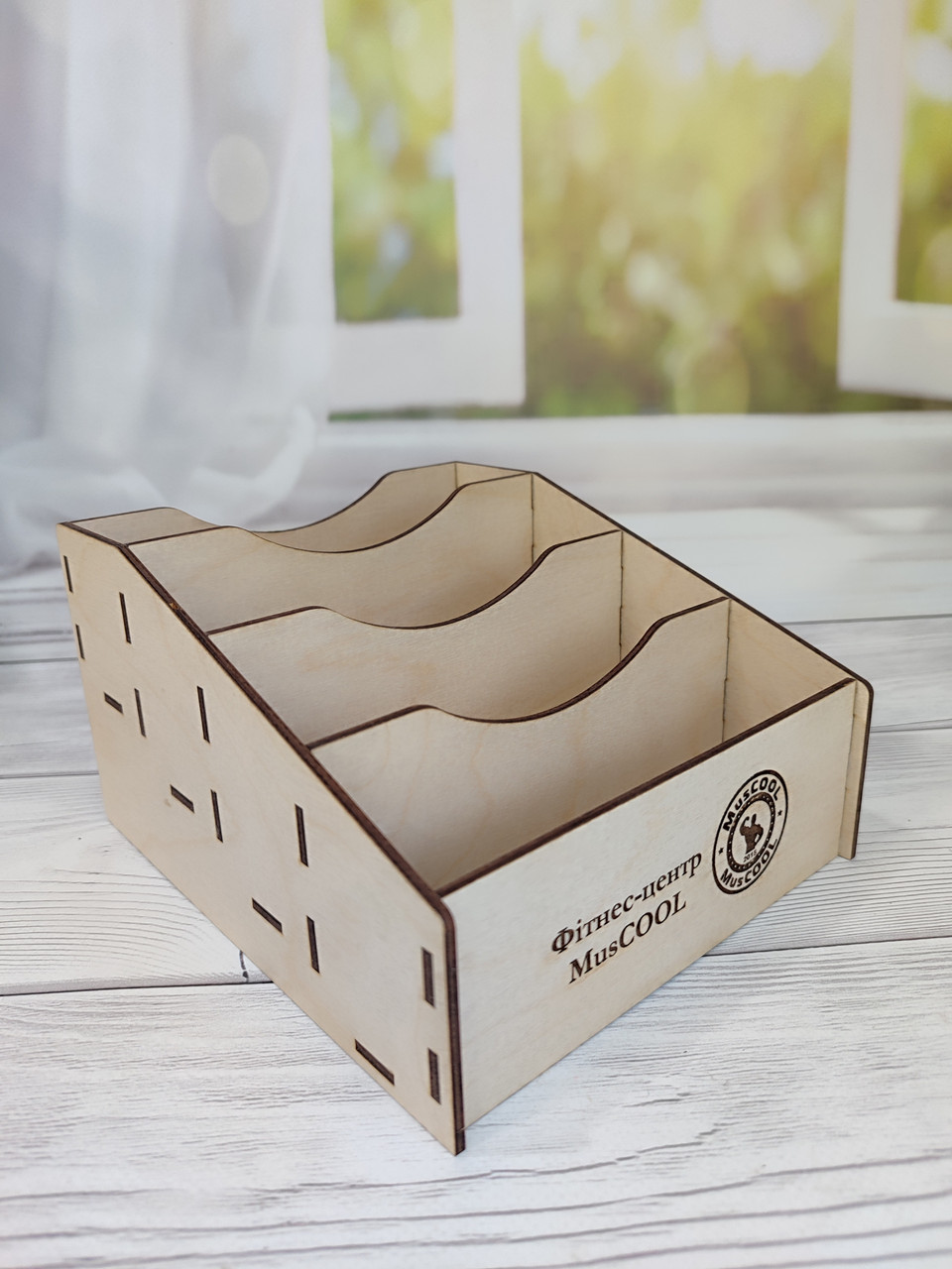 Дерев'яний виставковий стенд з полками. Стійка, стелаж для товару, фото 1