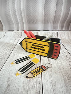 Подарунковий набір «Олівець»: підставка-олівець + брелок-олівець з іменем вчителя та 2 закладки для книг