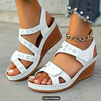 Жіночі, ошатні босоніжки білі на платформі 38 р