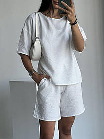 Білий жіночий літній костюм