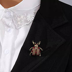 Приваблива брошка-шпилька зневоднений червоний Жук. стрази.  3.5х3.1см