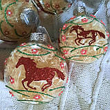 Новорічна ялинкова куля, символ року 85 мм "Кінь на квітучому полі", фото 2