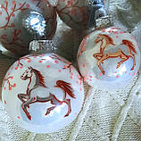 Новорічна іграшка зі скла символ року 65 мм "Кінь у квітучому лісі", фото 2