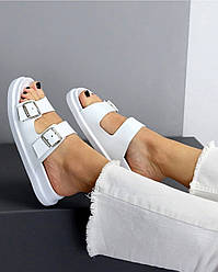 Шльопки шкіряні з бряжками на платформі жіночі білі